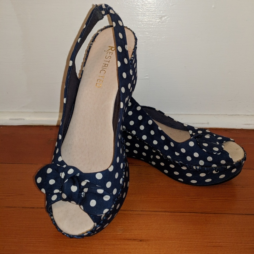 Navy blue with white pokla-dot bow peep-toe wedges